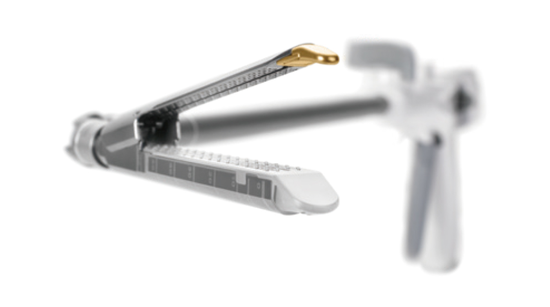Grapadora lineal cortante desechable con capacidad de 12 disparos, eje de 340 mm y línea de grapado de 45 mm, incluye punta de yunque y herramienta de extracción.
